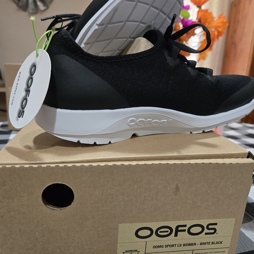 OOFOS Women's Black and White Sneakers